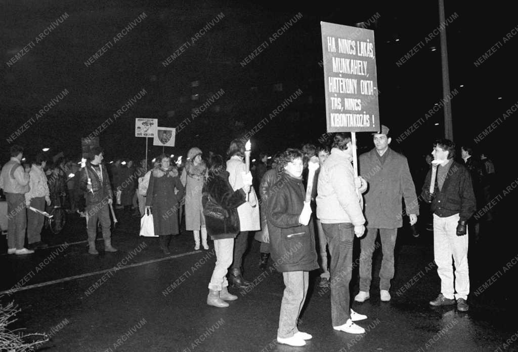 Társadalmi kérdés - KISZ Demonstráció Ózdon