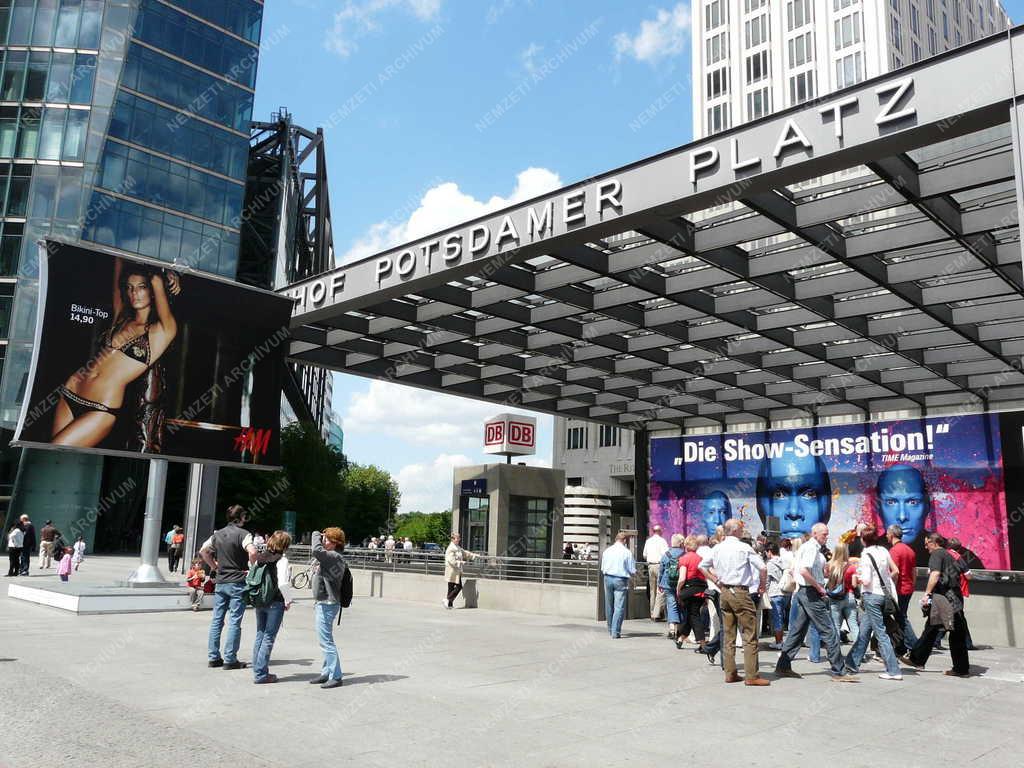 Berlin - A Potsdamer Platz vasúti pályaudvarának bejárata