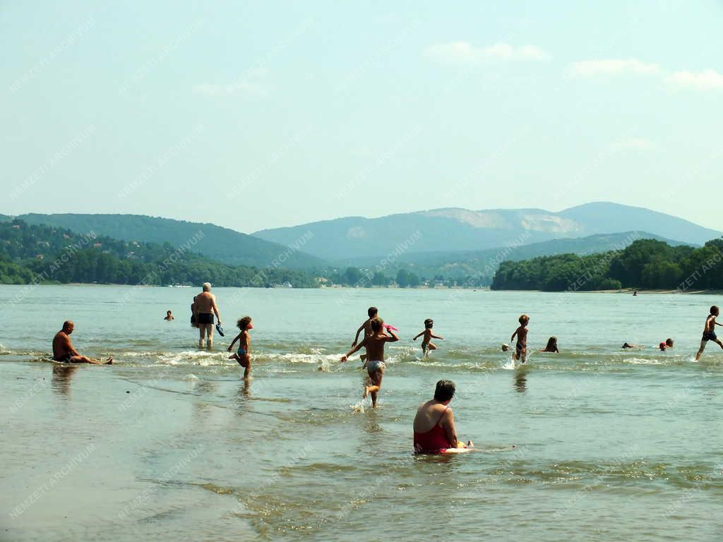 Szabadidő - Nagymaros - Strandolók a homokzátonyon