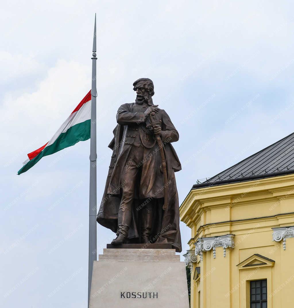 Köztéri szobor - Debrecen - Felújított Kossuth emlékmű 