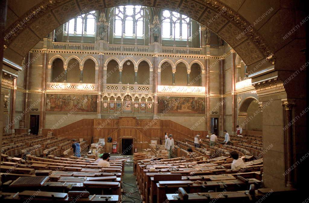 Restaurálás - Felújítják a Parlament üléstermét