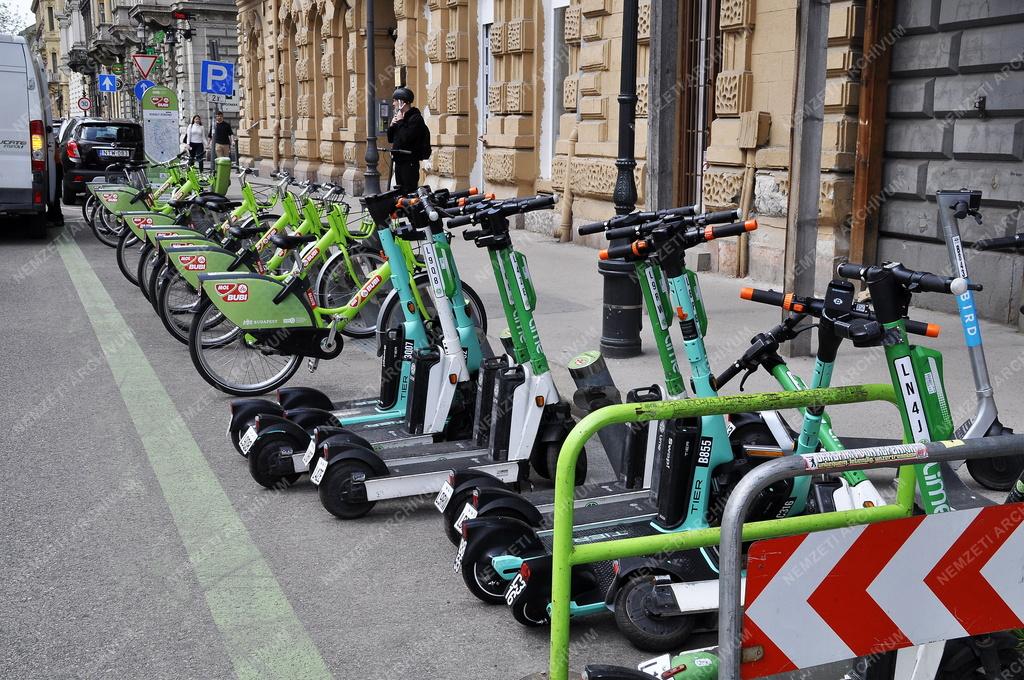 Közlekedés - Budapest - Mobi-pont a Kodály köröndnél