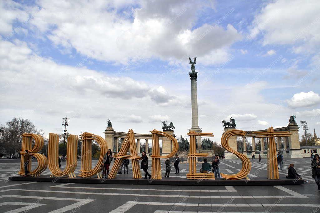 Idegenforgalom - Budapest - Térplasztika a Hősök terén