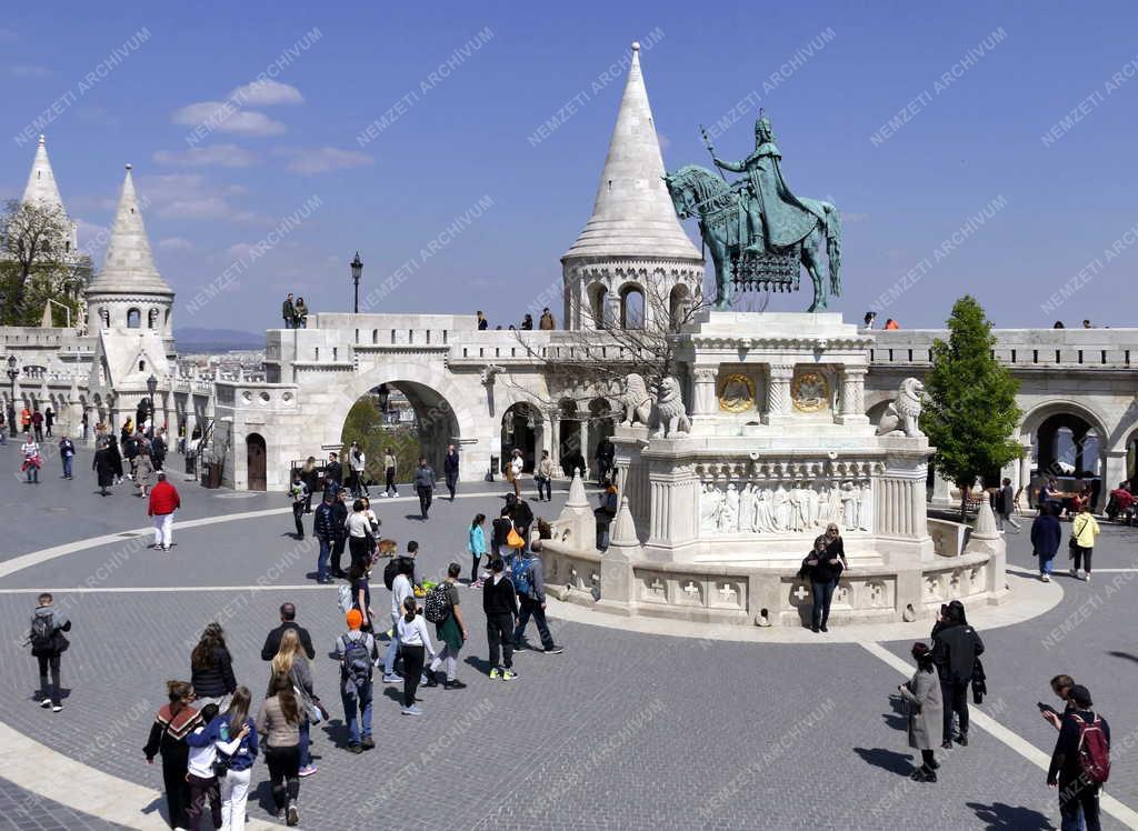 Idegenforgalom - Budapest - Turisták a Budai Várban