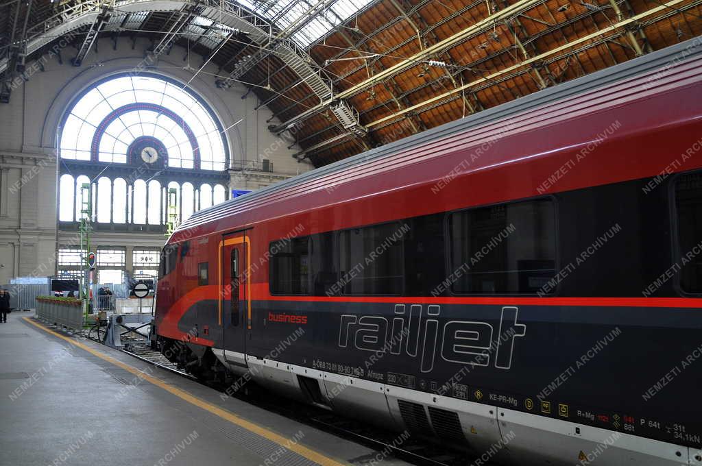 Közlekedés - Budapest -  Railjet vonat a Keleti pályaudvaron