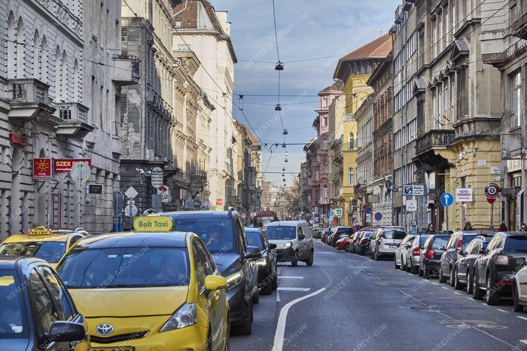 Közlekedés - Budapest - Forgalom a Király utcában