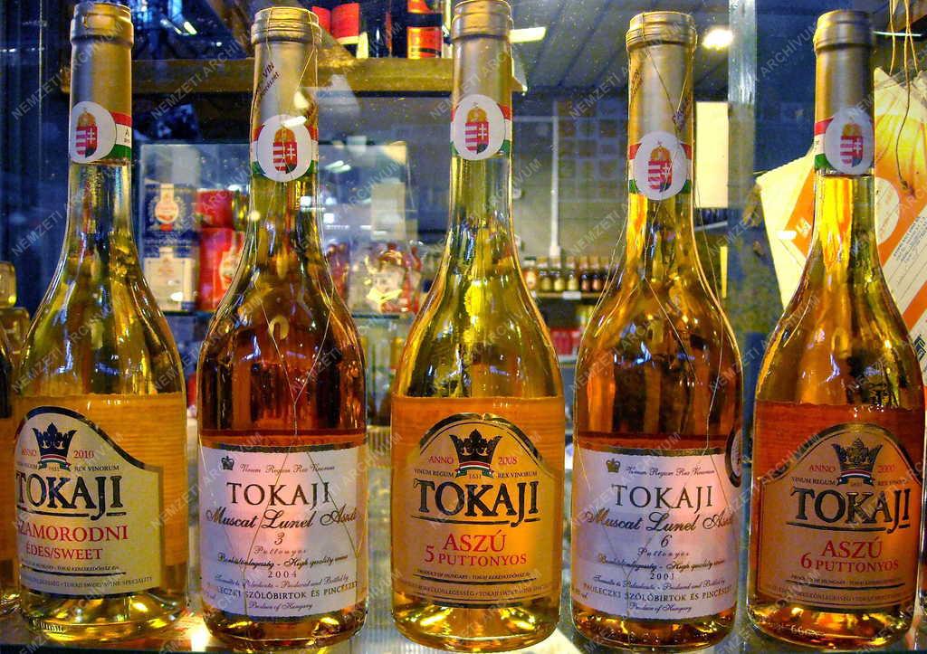 Kereskedelem - Budapest - Tokaji borok a kirakatban