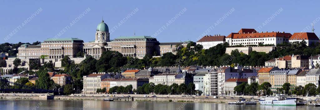 Városkép - Budapest  - Budai panoráma a Vár jeles épületeivel