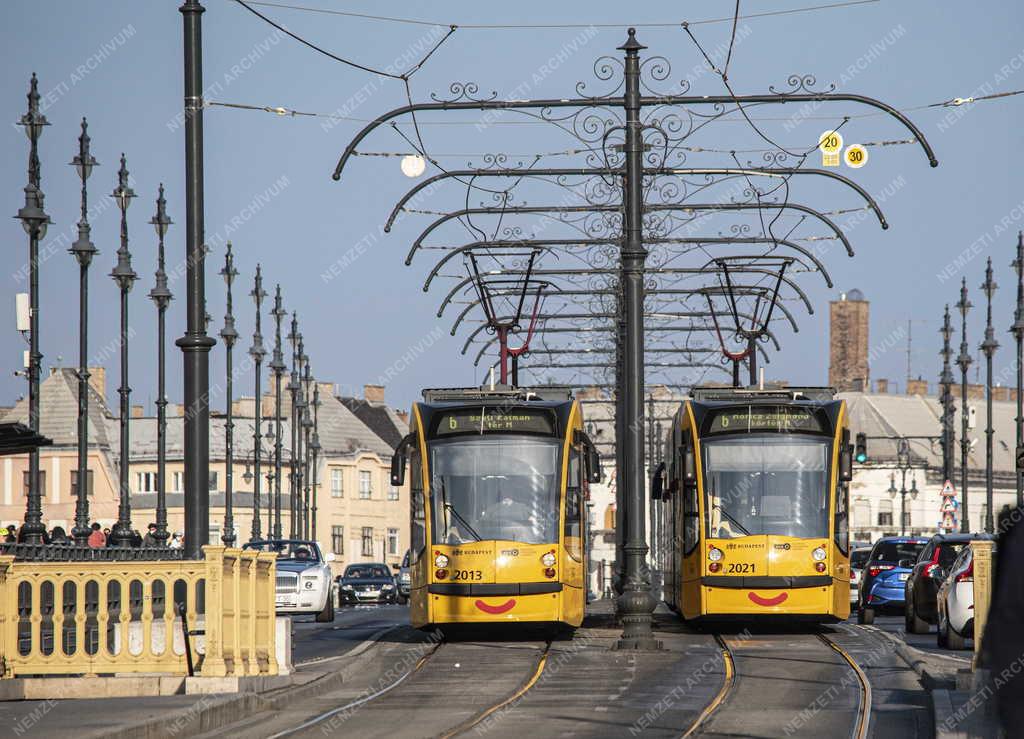 Közlekedés - Budapest - Forgalom a Margit hídon