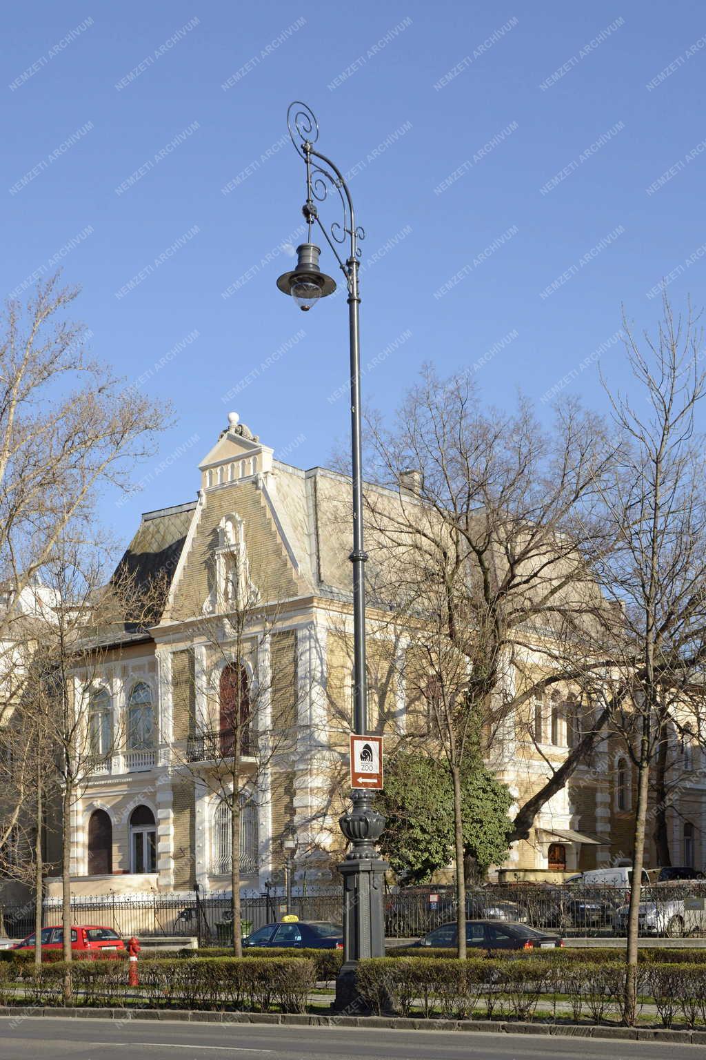 Épület - Budapest - Egyemeletes villa az Andrássy út 127-ben