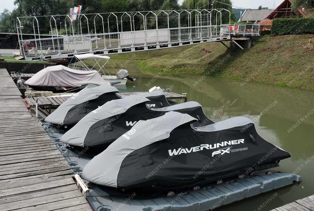 Közlekedés - Szabadidő - Yacht kikötő Nagymaroson