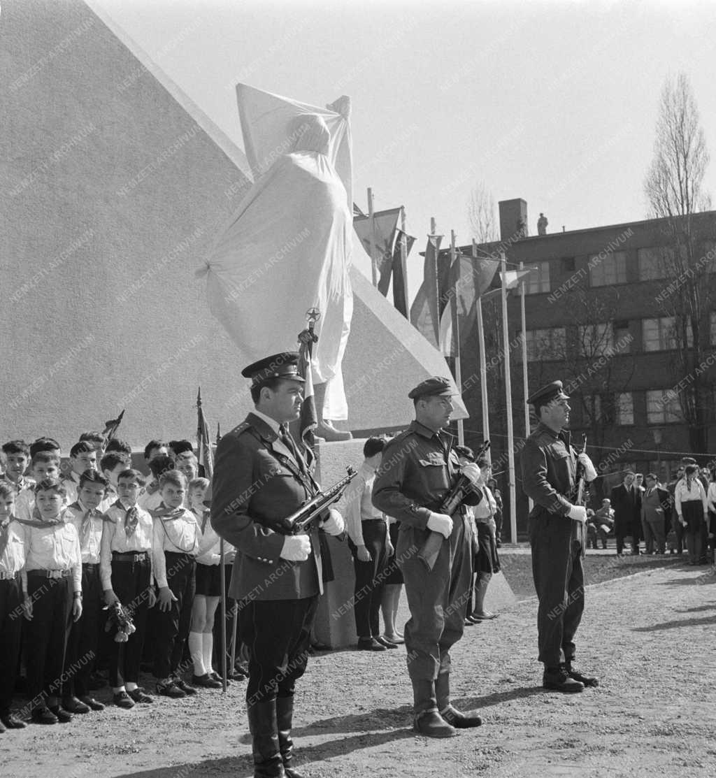 Belpoltika - Kultúra - Felszabadulási emlékmű avatása Angyalföldön