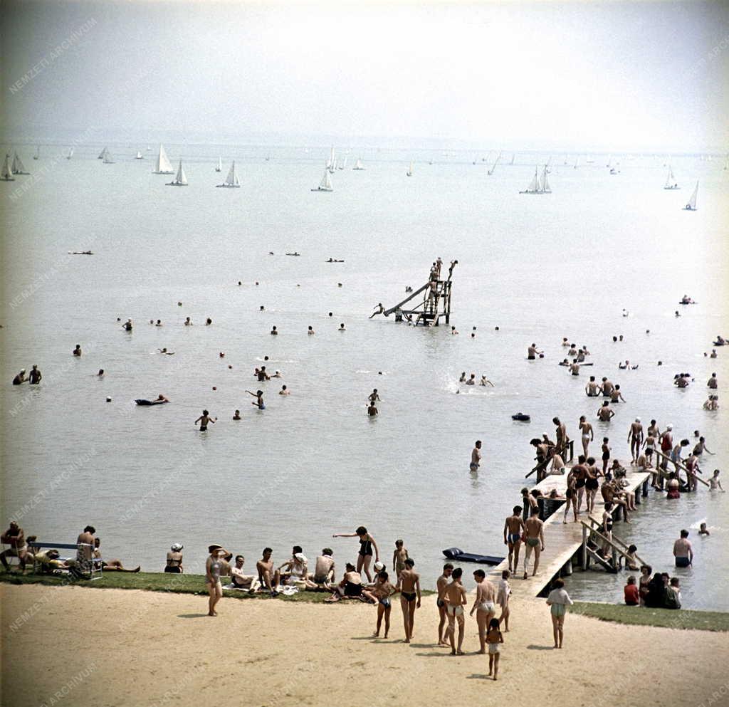 Szabadidő - Turizmus - Balatoni strand  