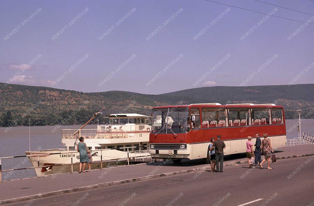 Közlekedés - Ikarus autóbusz próbaúton a Dunakanyarban