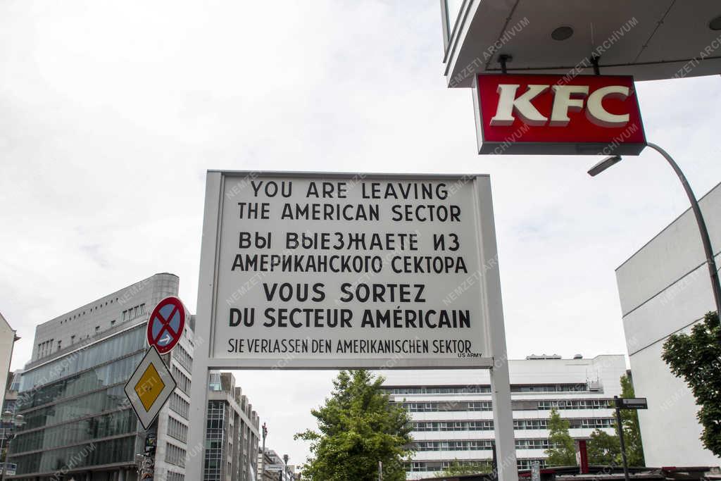 Történelmi helyszín - Berlin - A Checkpoint Charlie határátkelő 