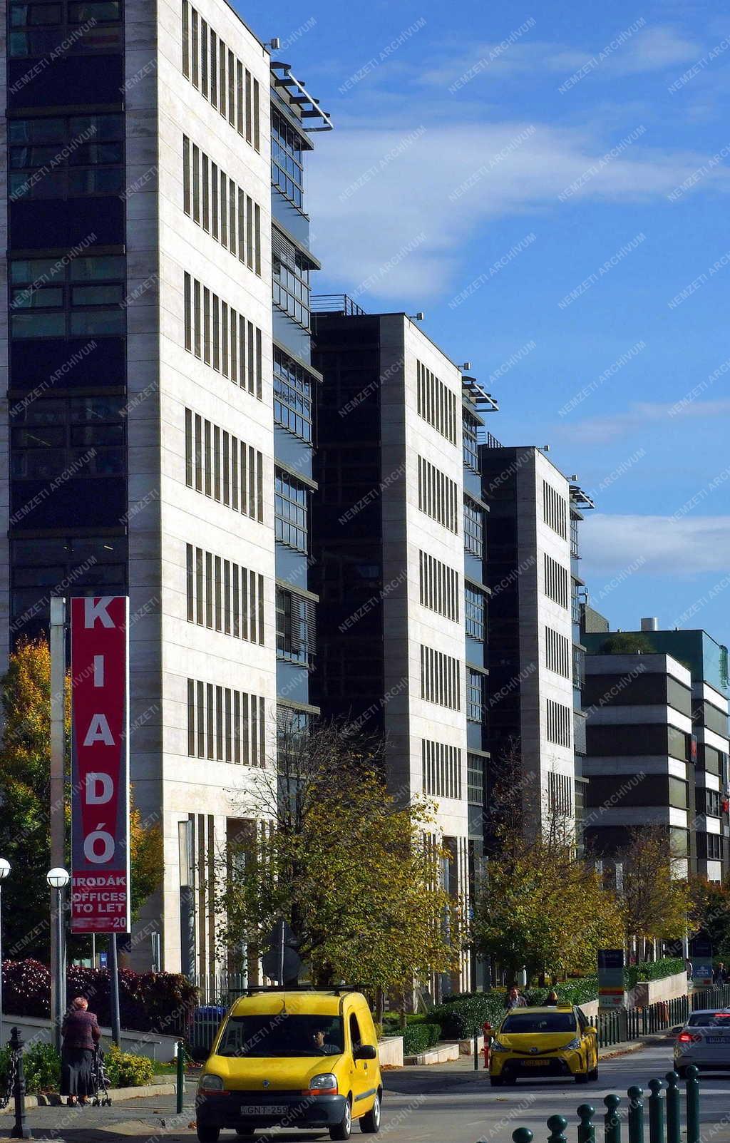 Városkép - Budapest - Modern épületek a Csörsz utcában