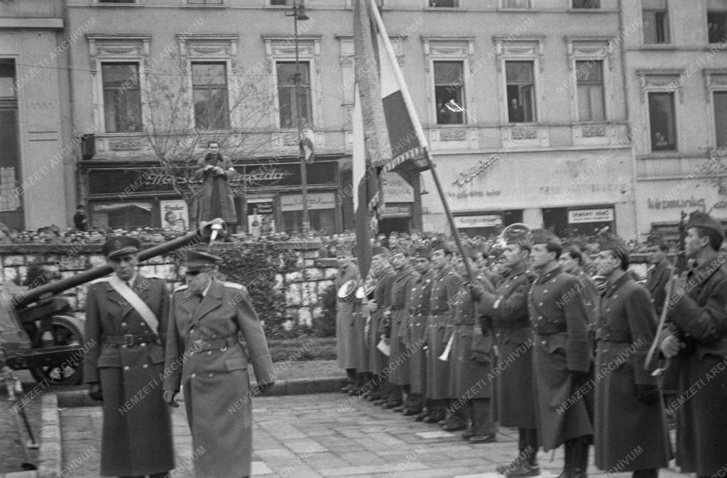 A VI. honvéd gyaloghadosztály eskütétele Pécsett