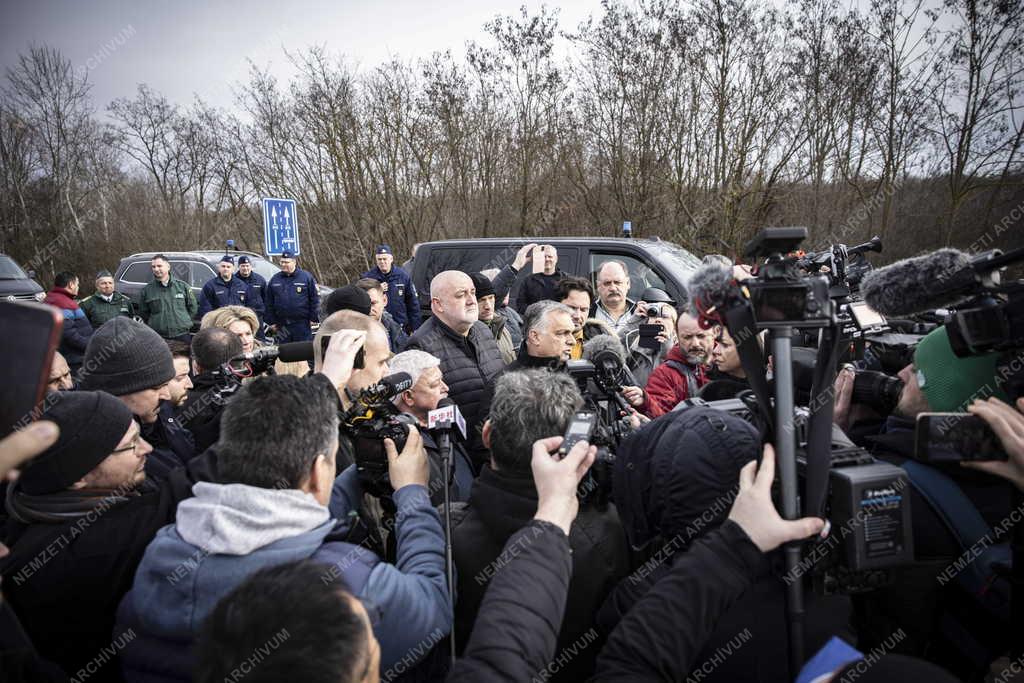 Orosz hadművelet - Orbán Viktor a beregsurányi határállomáson