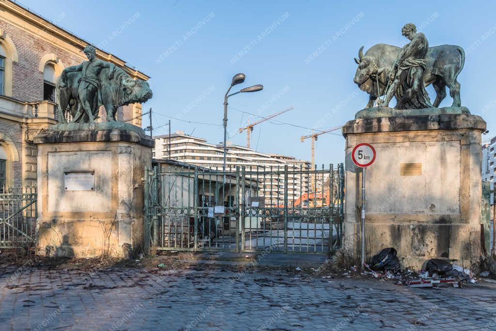 Műalkotás - Budapest - Közvágóhíd bejáratát díszítő szobrok