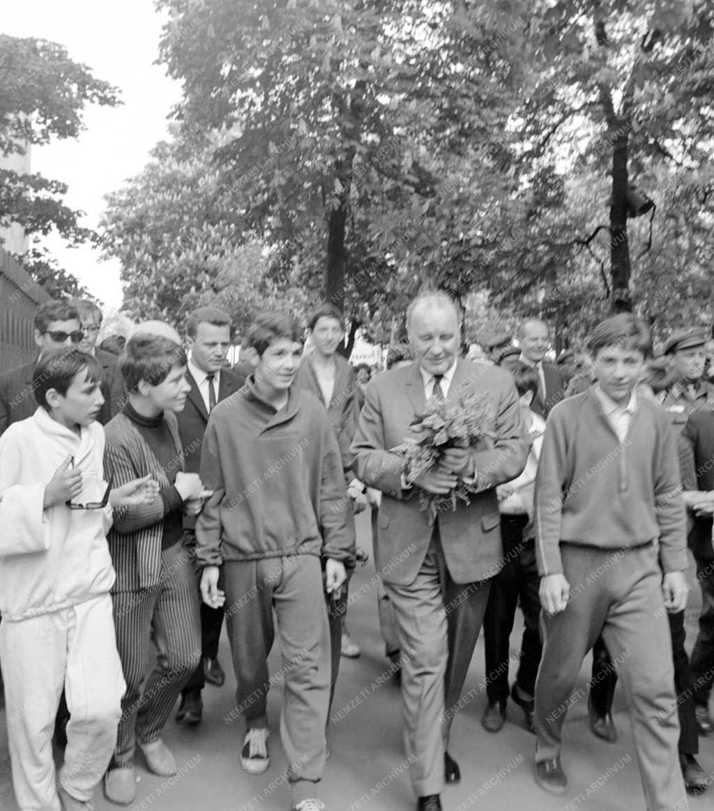 Történelem - Ünnep - Kádár János KISZ-fiatalokkal május 1-jén