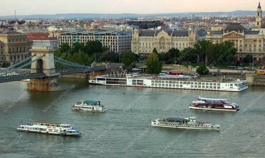 Városkép - Budapest - Sétahajók a Dunán 