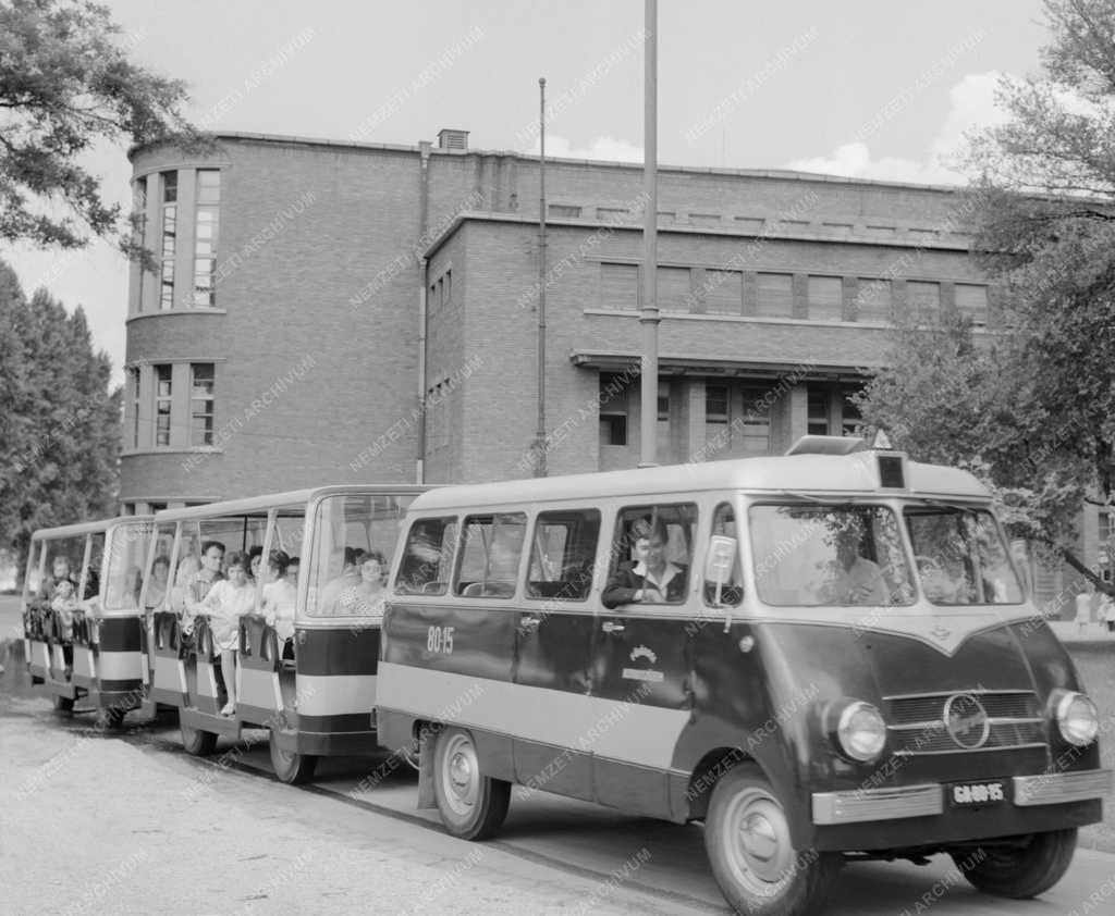 Közlekedés - Idegenforgalom - Városnéző mikrobusz a Margitszigeten