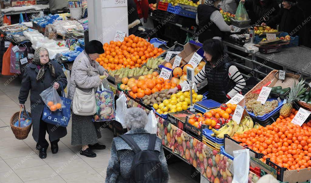 Kereskedelem - Debrecen - Vásárlók a debreceni Piaccsarnokban