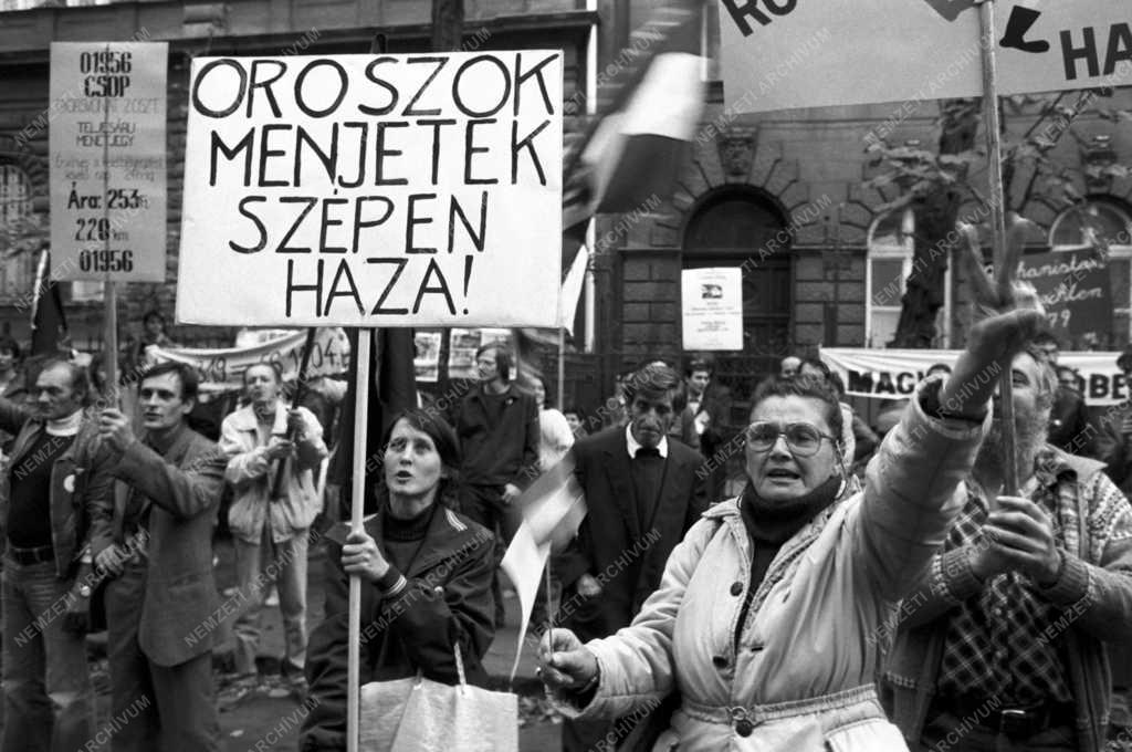 Demonstráció a Szovjet Nagykövetség előtt