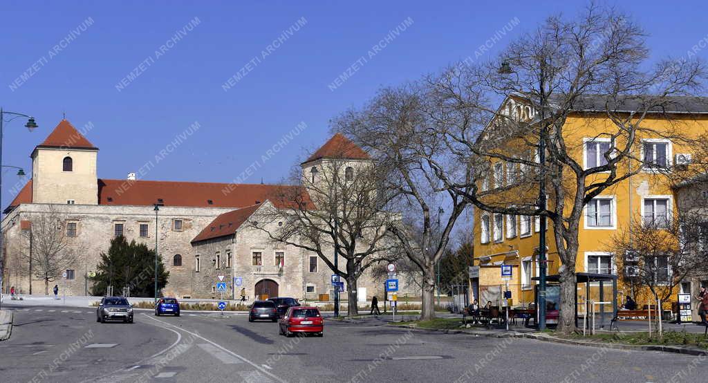 Városkép - Várpalota - Mátyás király tér és a Thury-vár