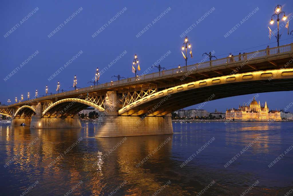 Városkép - Budapest - Dunai panoráma a Parlamenttel 