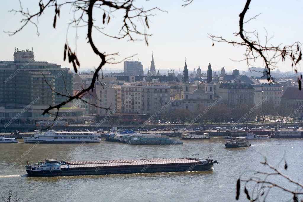 Vizi közlekedés - Budapest - Uszály a Dunán