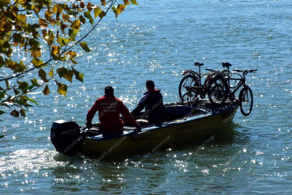 Életkép - Budapest - Hajósok motorcsónakkal a Dunán