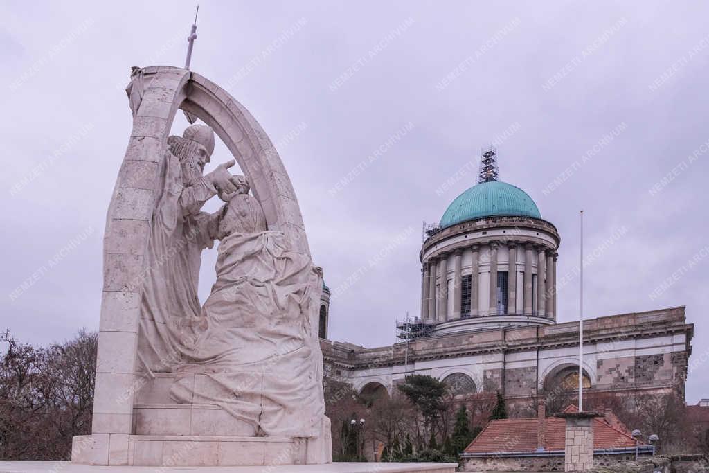 Köztéri szobor - Esztergom - Szent István megkoronázása