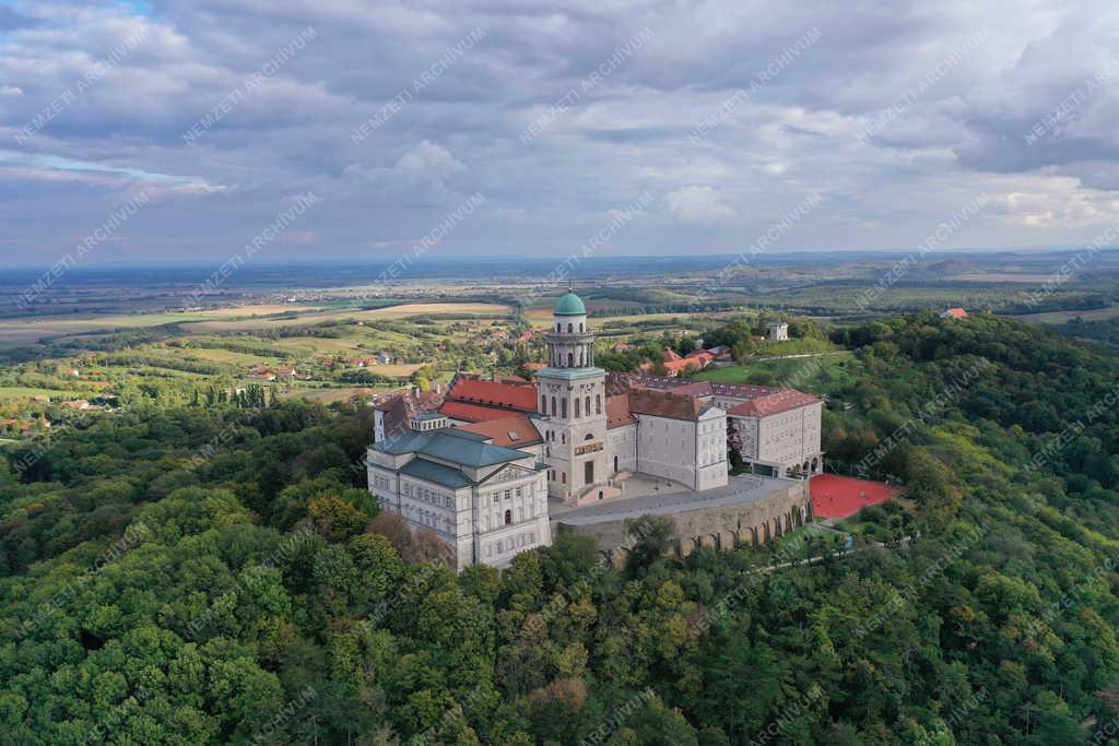 Egyház - A Pannonhalmi Bencés Főapátság