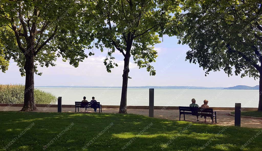 Tájkép - Balatonfüred - A nyári Balaton-part