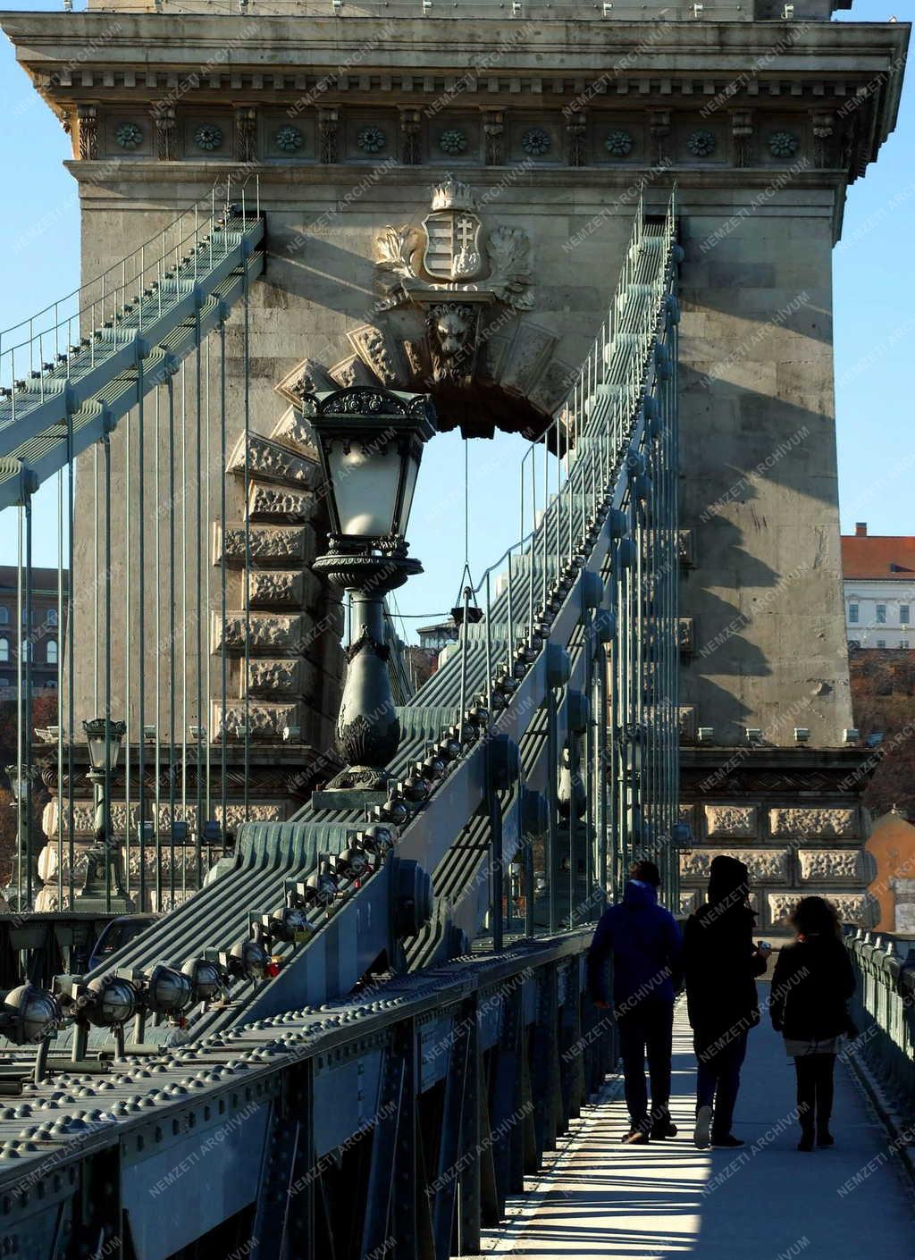 Életkép - Budapest - Turisták a Széchenyi lánchídon