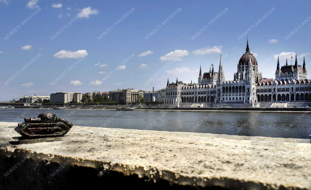 Műalkotás - Budapest - Tank szobor a rakparton