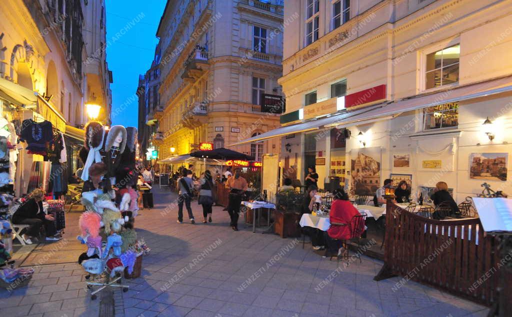 Vendéglátás - Budapest - Esti utcakép