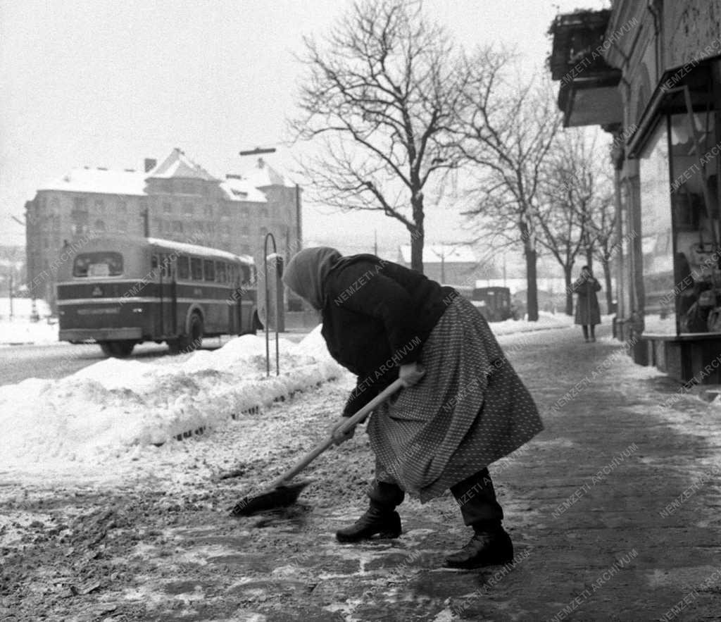 Városkép - Járdatisztítás a havazás után