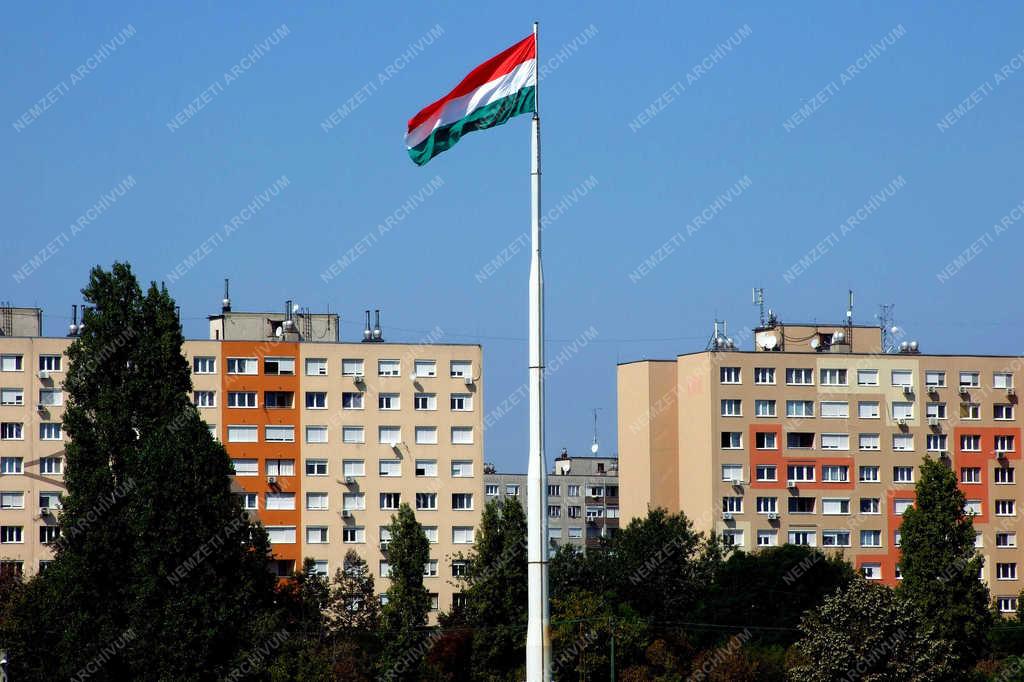 Városkép - Budapest - Zászló a III. kerületi Duna-parton