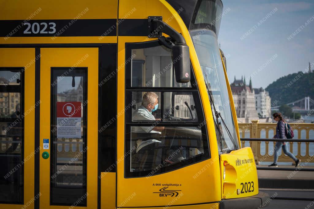 Közlekedés - Budapest - Kötelező védőmaszk használat