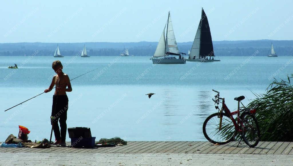 Életkép - Balatonfüred - Fiatal horgász a Balatonnál