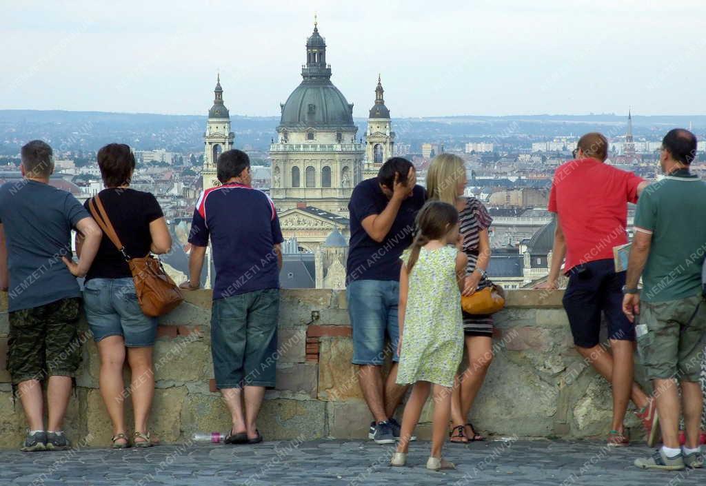 Idegenforgalom - Budapest - Turisták a Budai Várban