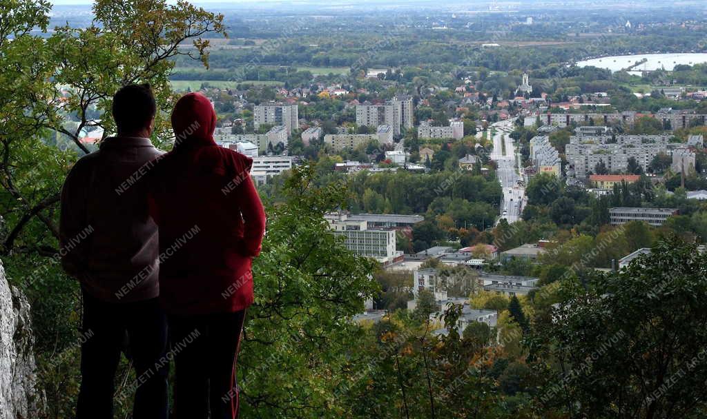 Turizmus - Tatabánya - Kilátás a városra Szelim-barlangból