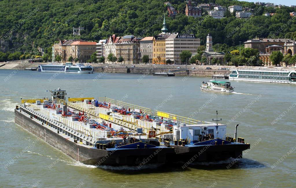 Budapest -  Tartályhajó a Dunán