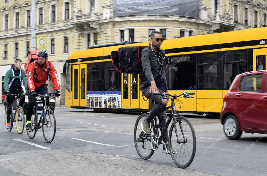 Szolgáltatás - Ételfutárok a fővárosban