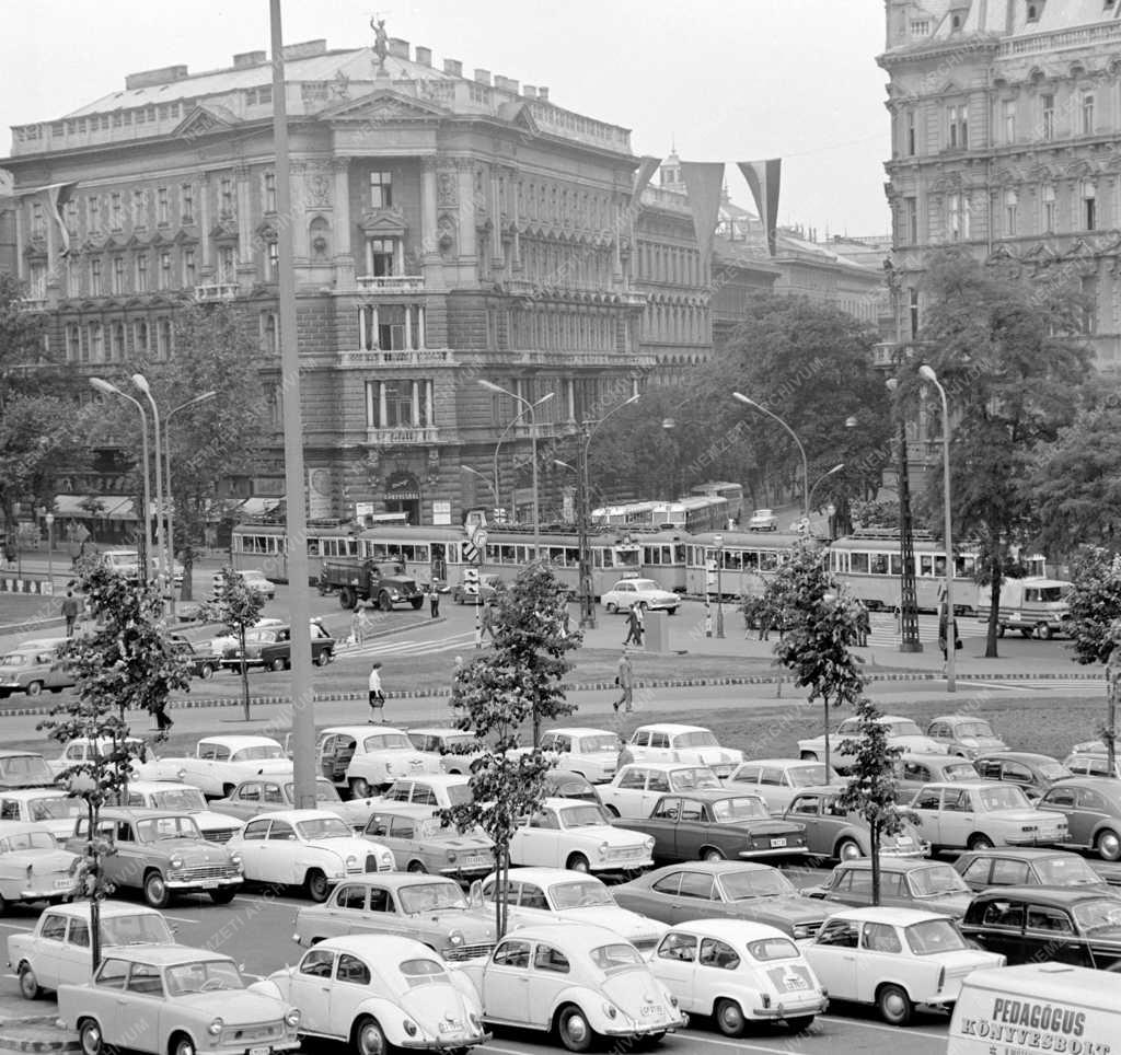 Közlekedés - Forgalom Budapest utcáin