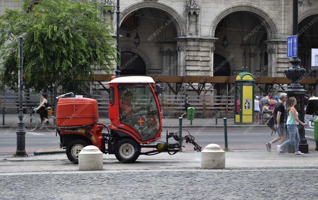 Budapest - Locsolóautó az Andrássy úton