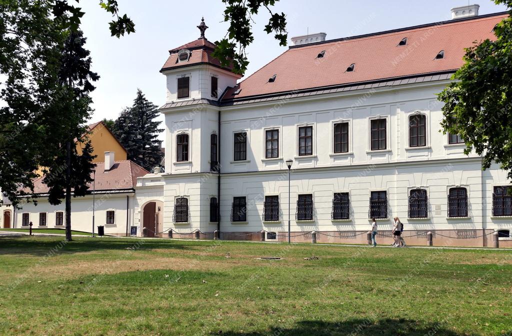 Műemlék - Tata - Az Esterházy-kastély