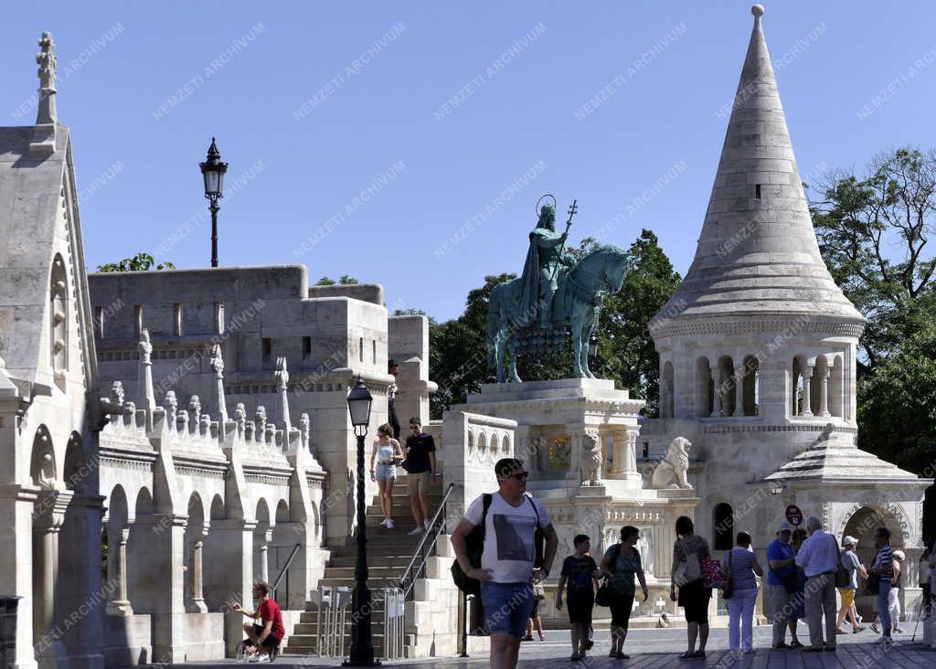 Idegenforgalom - Budapest - Turisták a budai Várban